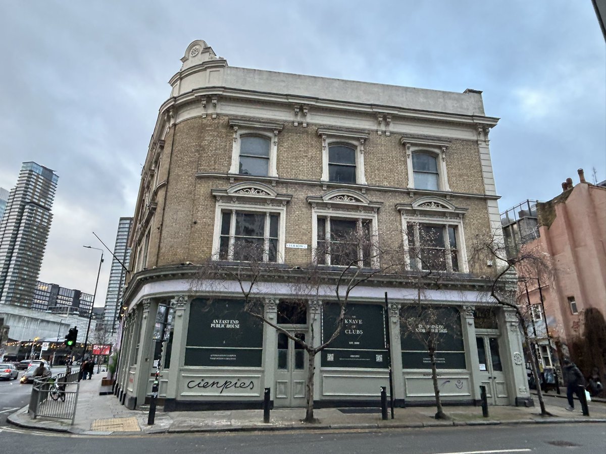PubsSaving's tweet image. New pub opening in Shoreditch! The Knave of Clubs, 1 Club Row, Spitalfields #E1 Grade II listed. Operated as a restaurant for many years. Hopefully the original interior has been preserved. #pubsreopening