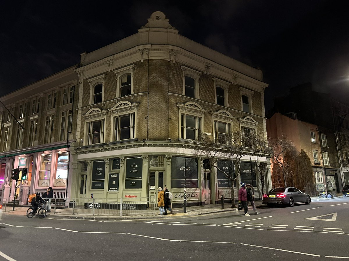 PubsSaving's tweet image. New pub opening in Shoreditch! The Knave of Clubs, 1 Club Row, Spitalfields #E1 Grade II listed. Operated as a restaurant for many years. Hopefully the original interior has been preserved. #pubsreopening