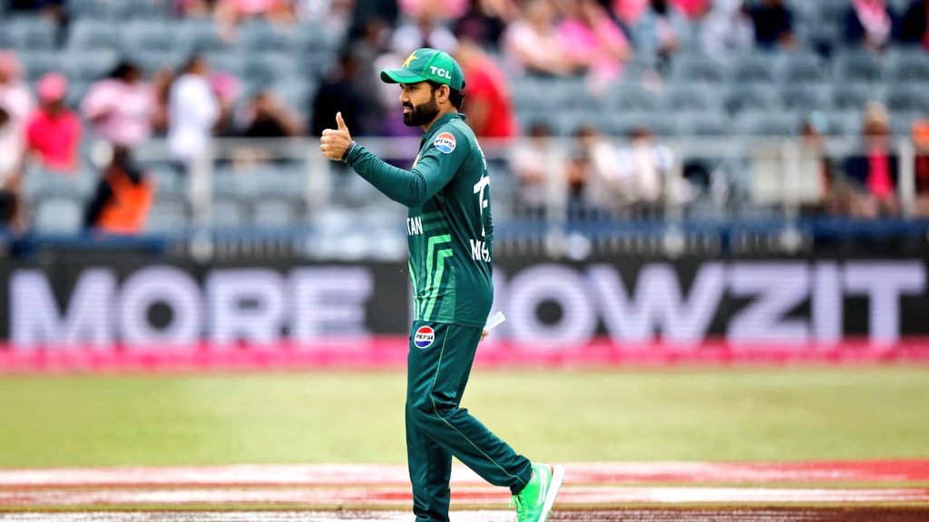 CBWhuzaifa's tweet photo. Whitewashed South Africa in South Africa for the first time ever 🔥
Muhammad Rizwan u beauty ♥️
#PAKvsSA #PAKvsSA #cricketupdates #PakistanCricket #Crypto #NPPxBUS #cricketnews https://t.co/DJ0fXGmA5D