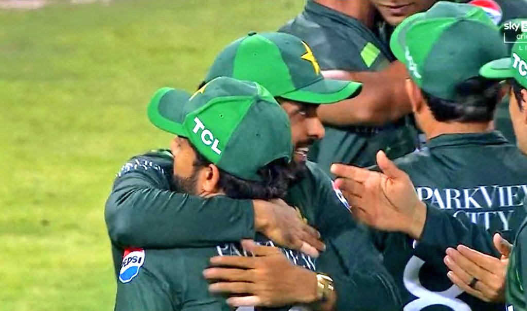 CBWhuzaifa's tweet photo. Whitewashed South Africa in South Africa for the first time ever 🔥
Muhammad Rizwan u beauty ♥️
#PAKvsSA #PAKvsSA #cricketupdates #PakistanCricket #Crypto #NPPxBUS #cricketnews https://t.co/DJ0fXGmA5D