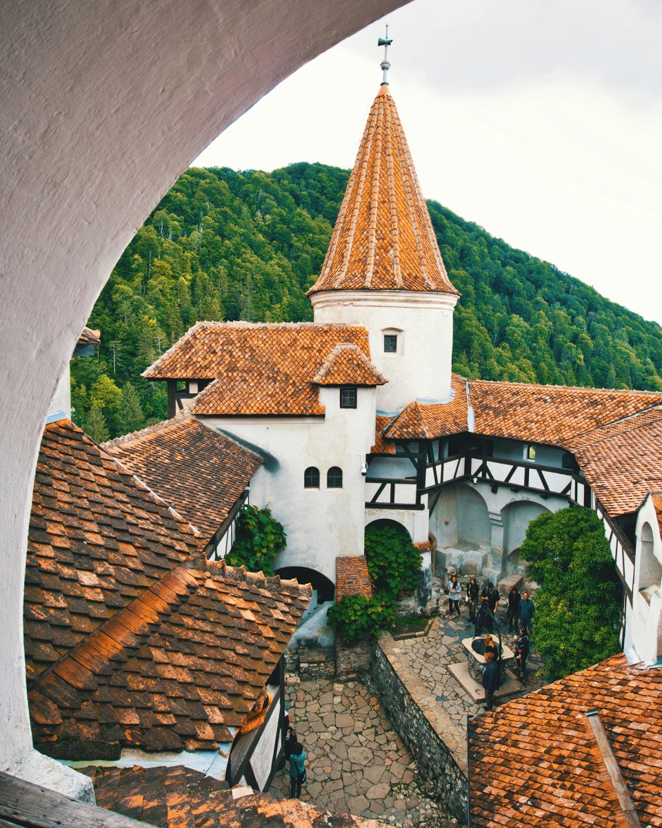 TravelOnTerra's tweet photo. Bran Castle, Romania 🇷🇴 https://t.co/mt5Hu8YImq