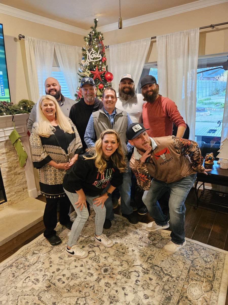 Thomas_Ripley20's tweet photo. Merry Christmas from our fam to y’all 🌲 https://t.co/O0z5wzF0ij
