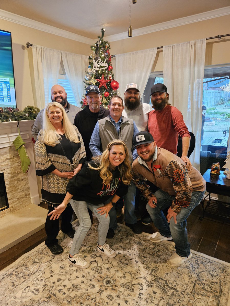 Thomas_Ripley20's tweet photo. Merry Christmas from our fam to y’all 🌲 https://t.co/O0z5wzF0ij