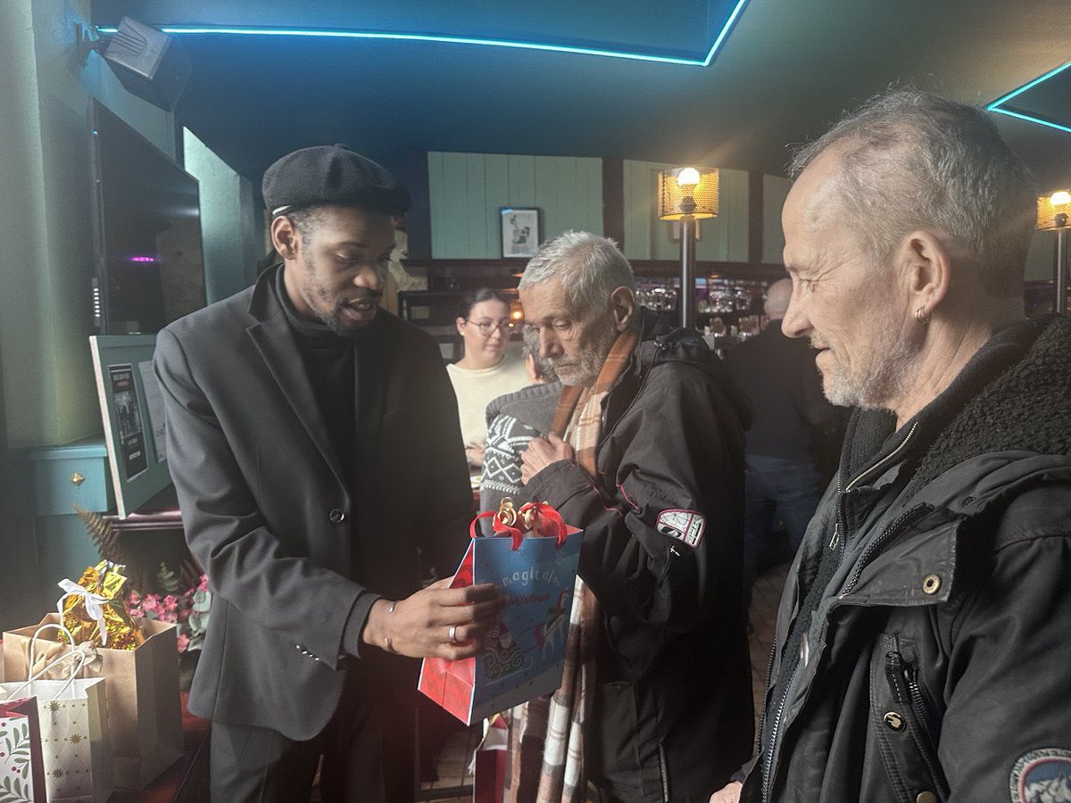 SOS_racisme57's tweet photo. 🎄❤️ Ce matin à Nancy, aux côtés de Gauthier et son équipe qui offre un repas de Noël aux SDF.
🙏 Un grand merci à Bilal, son restaurant #BlackBaron, et #SOSRacismeNancy pour l'accueil chaleureux et ces précieux moments d'échange et de solidarité. https://t.co/1mn5aFgOa8