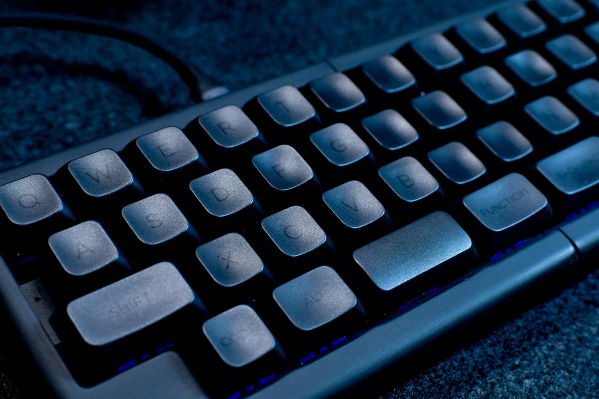 Hottyhottea's tweet photo. #本日のセットアップ
#キーボード
Keyboard: #Maglit40
Switch:Kailh DeepDea Islet
Keycap:Cannonkeys x Keyreative BoB
Wristrest:
@SPECIAL_PARTS_Y
一体型にしてスタート。
別キーボードの撮影後、そのまま仕事してました。
ビデオキャプチャでも1080pで撮影できるのがわかり、無事にパソコン本体で直接録音録画できるようになりました。
最近は黒デスクが流行っているので登場頻度が高くなりました。
ロウスタの分割って、一体型にできるのも大きな魅力です。
最近では割れる日本語配列のキーボードも登場してきているので、分割ー一体型キーボードブームが来ないかなぁとちょっと期待しています。