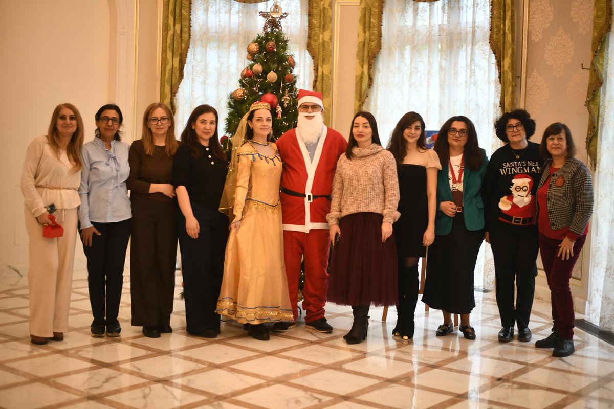 LAbdullayevaMFA's tweet photo. Parisdə “Natəvan” 🇦🇿həftəsonu məktəbinin şagirdləri ilə Yeni İl şənliyindən maraqlı anlar. Müəllim heyətinə, şagird və valideynlərə təşəkkürlər!
Célébration du Nouvel An🎄avec les élèves de l’Ecole du dimanche #Natavan au Centre Culturel de l’Ambassade d’#Azerbaïdjan à #Paris. https://t.co/tQ7HRNY2nL