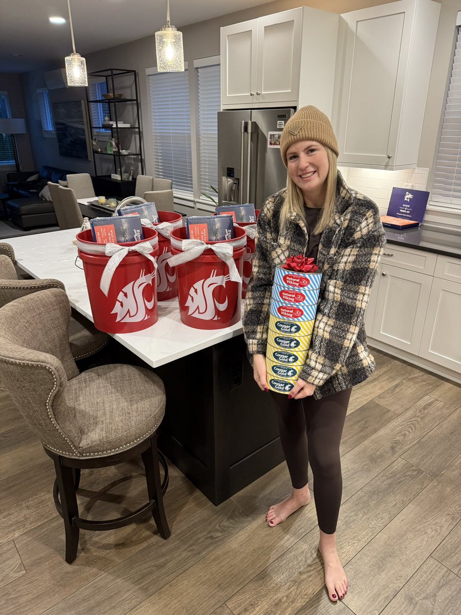 itsme_LT's tweet photo. Who needs gift bags when you have Coug buckets?? Merry Christmas, Cougs! #GoCougs https://t.co/OxQp5UT30v