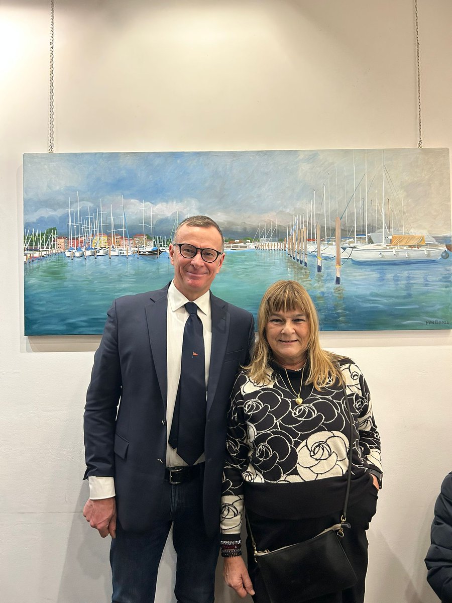 DiportoVelico's tweet photo. ✅Un quadro sul DVV alla "LANDSCAPES AND OTHER" - IMAGINACAFE'.

🔸Presente il Presidente del DVV Enrico Alessandro Catarra all'inaugurazione della mostra realizzata dalla Socia Nicoletta Ballarin.

👉Leggi la notizia: https://t.co/oCdLoh5n1D

#diportovelicoveneziano #dvv https://t.co/DKwGD7VRfD