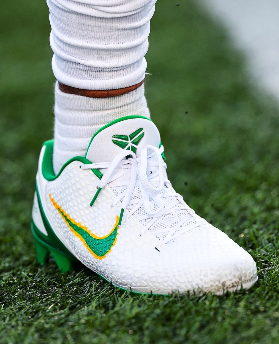UNISWAG's tweet photo. The Kobe VI UO PE cleats for @chrisgonzo28 

#uniswag https://t.co/TCUDqVRe2U