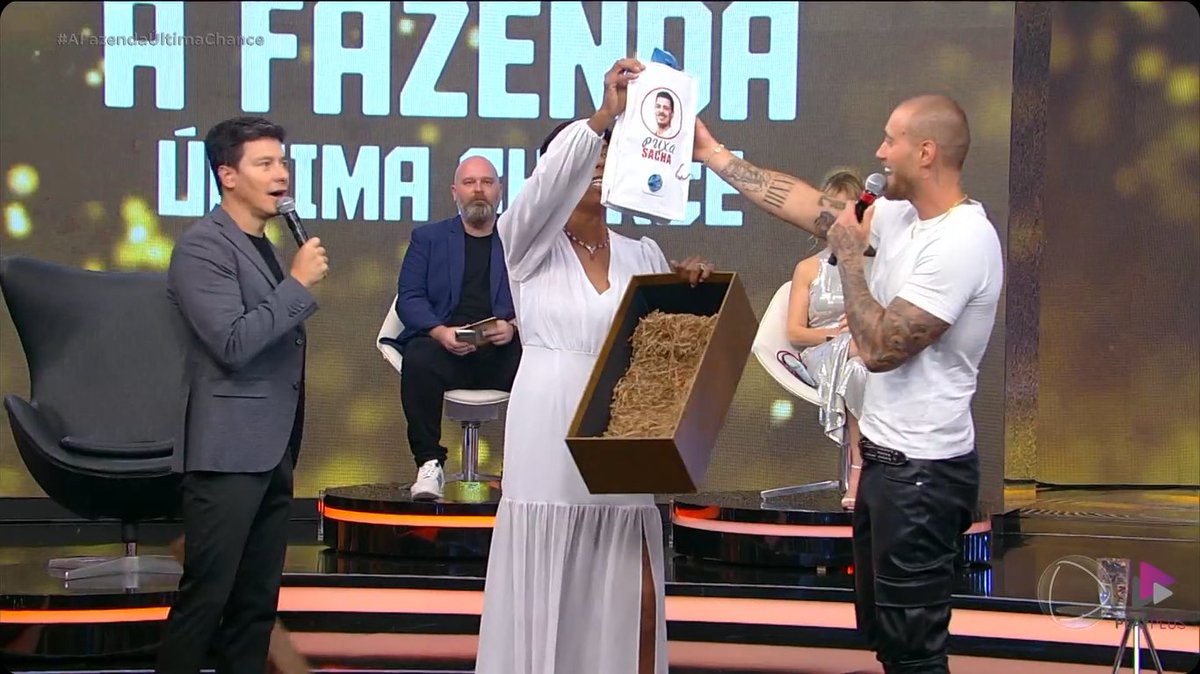 centralreality's tweet image. O Yuri ganhou um "puxa saco" com o rosto do Sacha de presente da Márcia Fu. #AFazendaUltimaChance