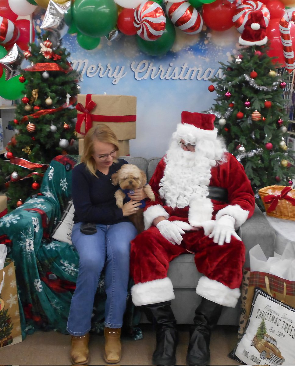 DustyAJohnson's tweet image. Santa agrees that Peaches has been a very good girl this year. He said that she will get lots of treats because she is on the nice list. 
#MerryChristmas #Pawlidays 🐾🎄