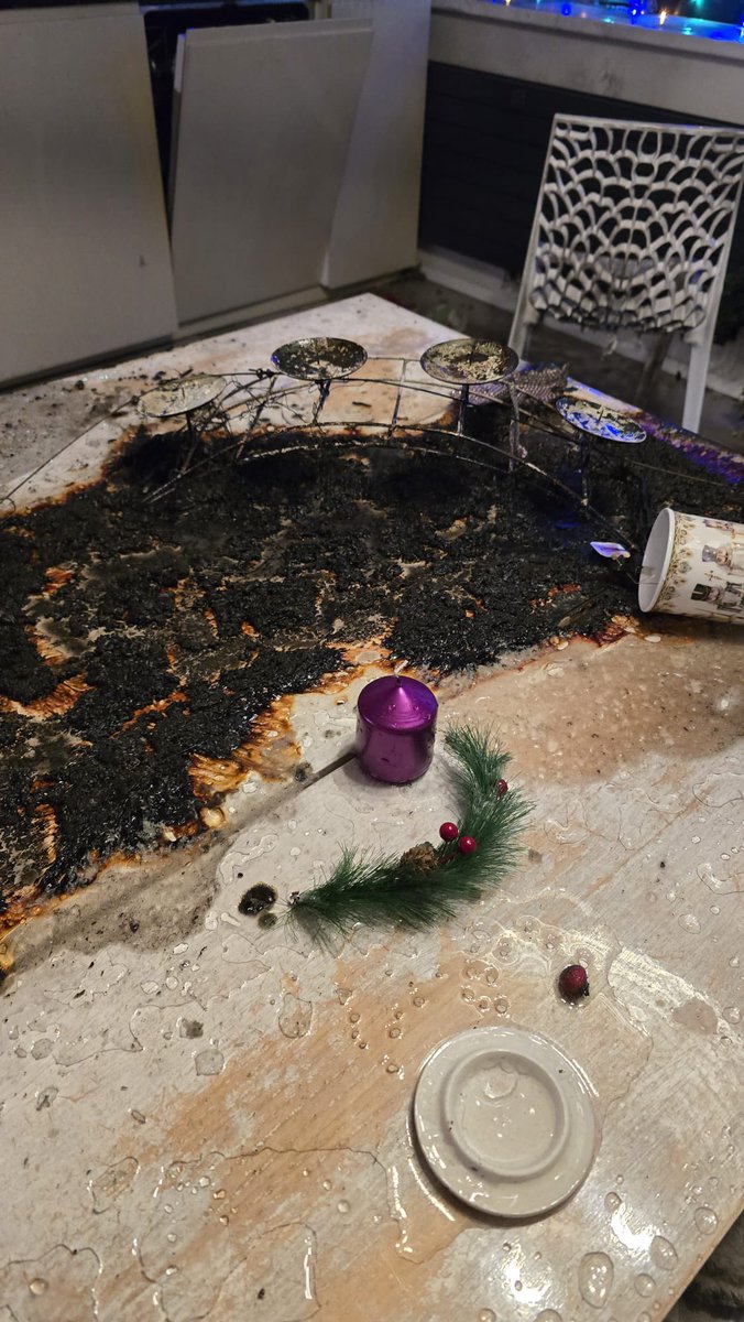 HasiciPraha's tweet photo. U požáru vánočního svícnu zasahujeme v Kobylisích. Odvětráváme byt a dům. Požár je uhašen. 

#vánocebezhasičů letos asi nebudou :( https://t.co/zYZ5qTyKof