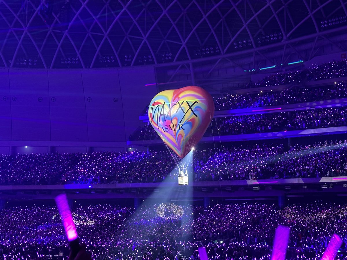 Lee_an_dy_'s tweet photo. 我想這就是最美，最有勇氣的顏色！
動人的歌曲，眼角的淚水悄悄地滑落。
#大巨蛋 #aMEI https://t.co/6HoddeMox3