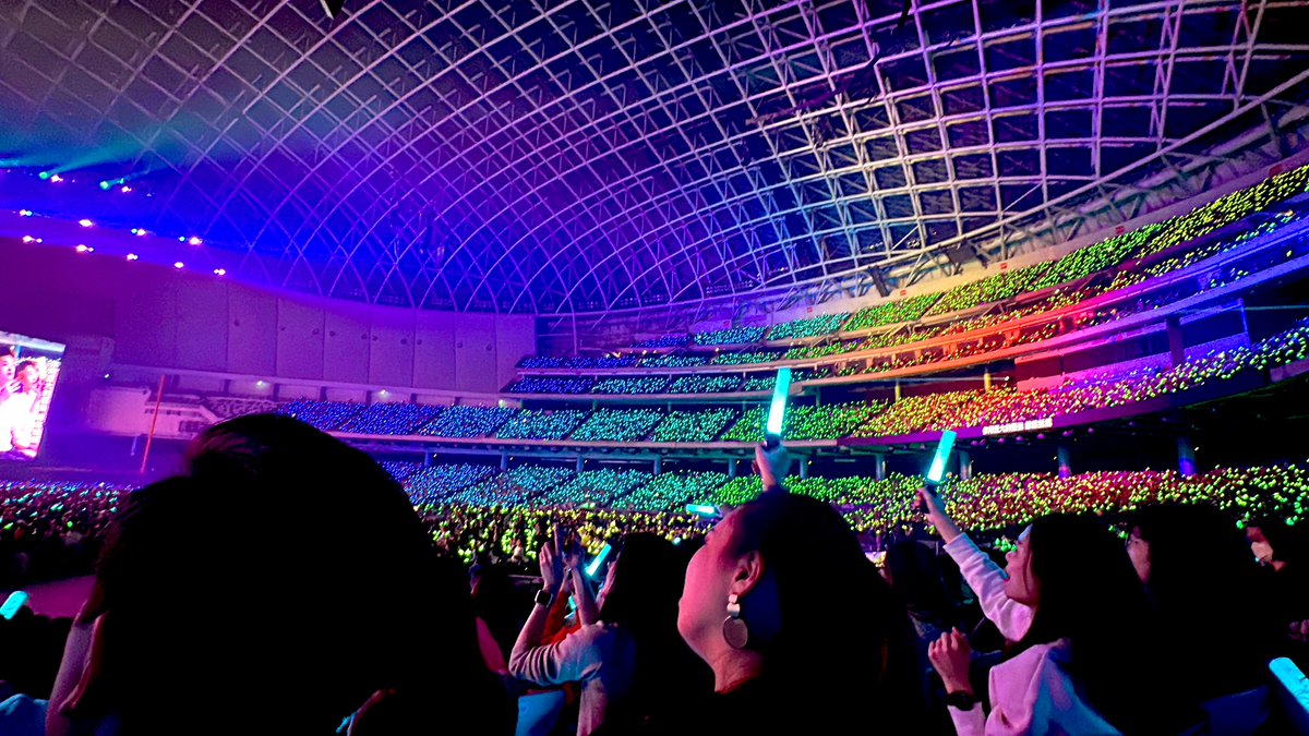 Lee_an_dy_'s tweet photo. 我想這就是最美，最有勇氣的顏色！
動人的歌曲，眼角的淚水悄悄地滑落。
#大巨蛋 #aMEI https://t.co/6HoddeMox3
