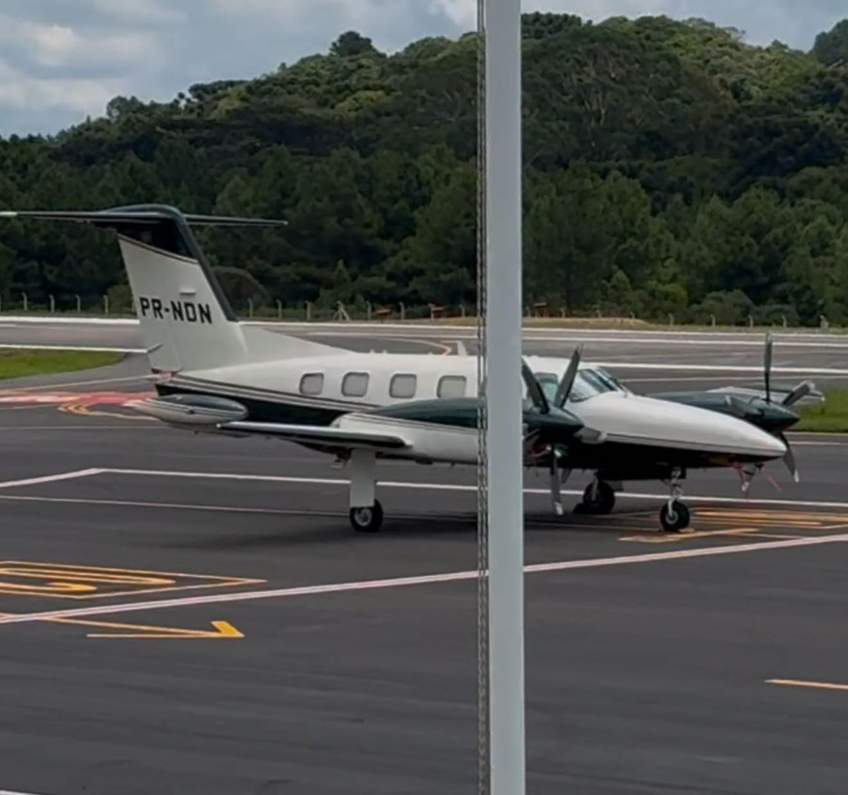 Raibarbosaof's tweet photo. Acidente Aéreo em Gramado: Avião do Mesmo Modelo Cai e Causa Tragédia

Hoje, um avião do mesmo modelo que este caiu em Gramado, resultando em perdas trágicas e feridos. As autoridades estão investigando as causas do acidente, enquanto equipes de resgate trabalham no local. https://t.co/BsHSjNmdy3