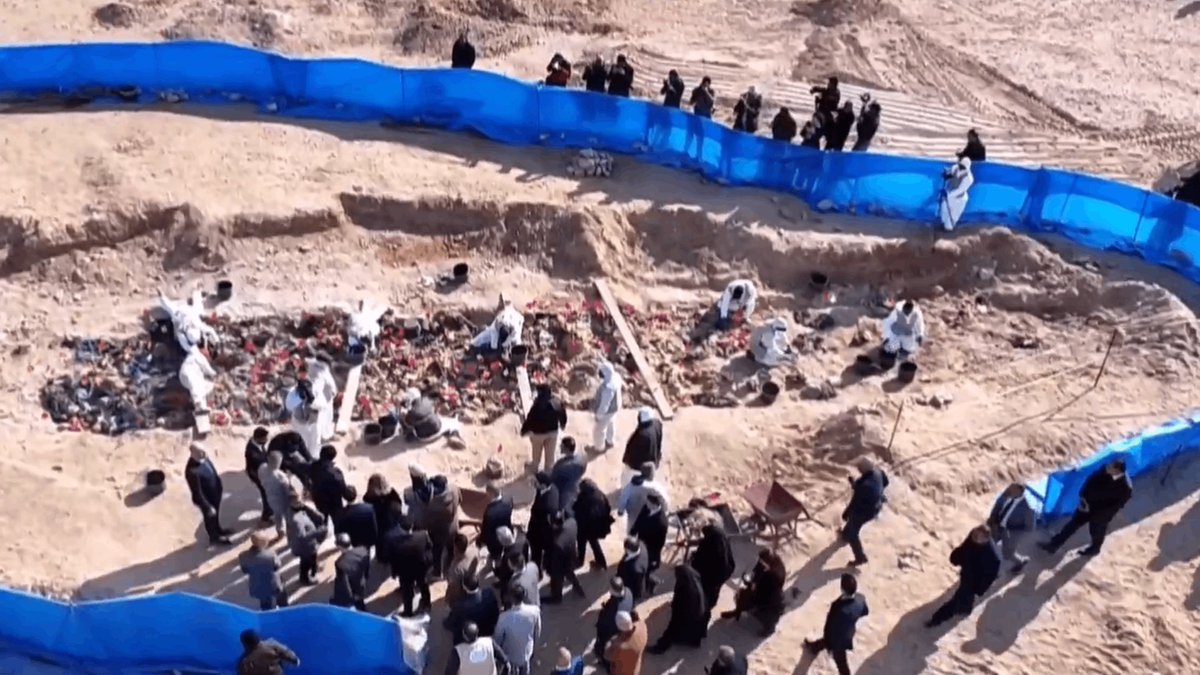 TalabaniAla's tweet photo. لمن لازال ينكر بأن صدام حسين كان ديكتاتورا أو نظامه كان قمعياً ، وخاصة في هذه الايام والكل يشاهد بشاعة قمع نظام الاسد للشعب السوري ، 
فقد عثر اليوم على مقبرة جماعية جديدة في صحراء السماوة، تضم رفات 150 امرأة وطفلا كورديا، تحمل آثار طلقات نارية، تشير إلى تعرضهم لإعدامات جماعية قبل دفنهم !! هولاء الأبرياء قتلوا في حملات الانفال سيئة الصيت في العام 1988  ، 
ذنبهم فقط انهم كانوا كورداً !
#نسخة منه إلى رغد صدام حسين، كي لاتنسى عندما تتحدث عن سنوات حكم أبيها !!
#لعنة الله على نظام البعث الفاشي القمعي في كل مكان ،
والرحمة لشهداء الانفال وجميع شهداء النظام المقبور