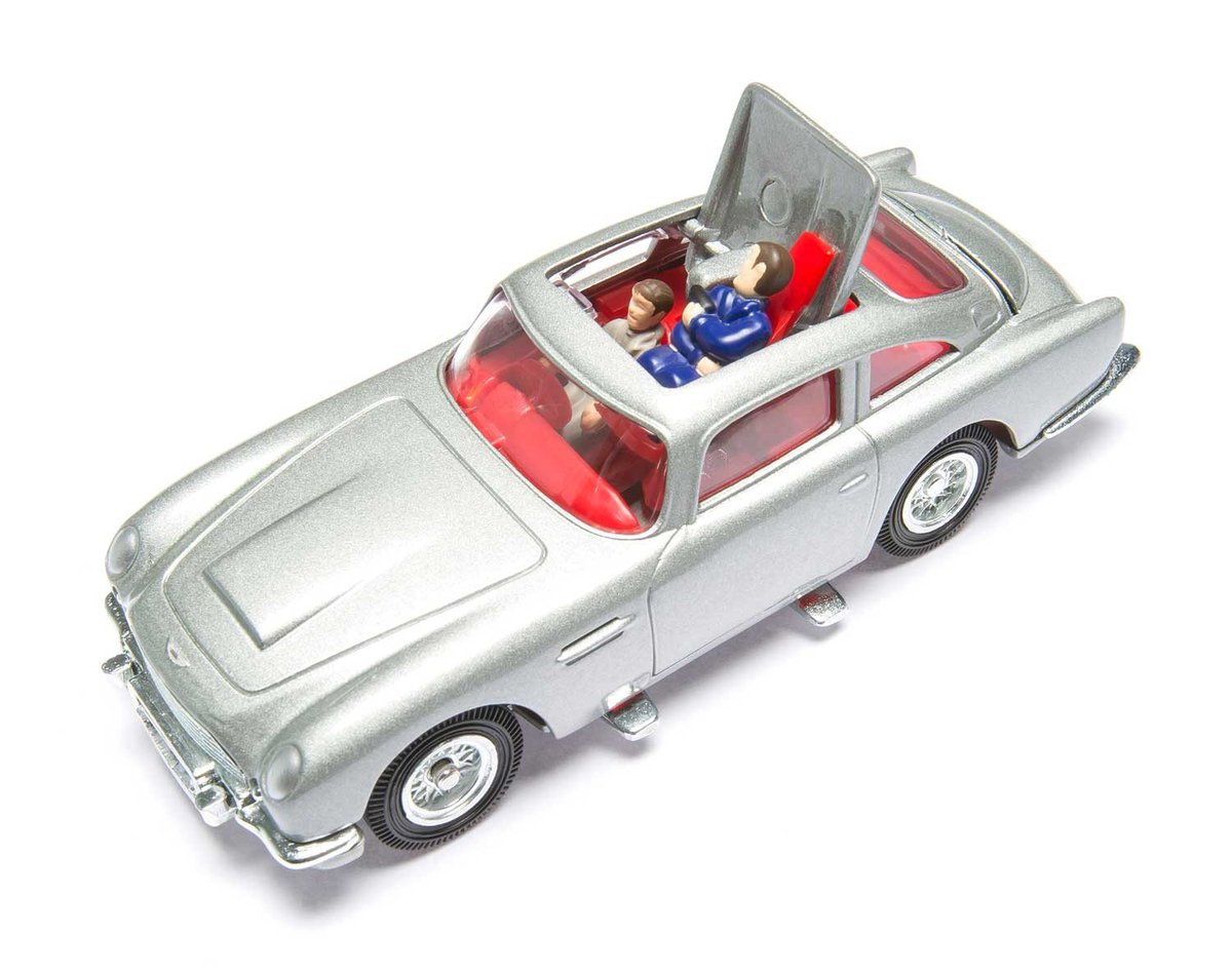 DavidShepherd's tweet photo. @AverageSuburbia Those Corgi James Bond cars were brilliant though. https://t.co/b5l2lvO72W