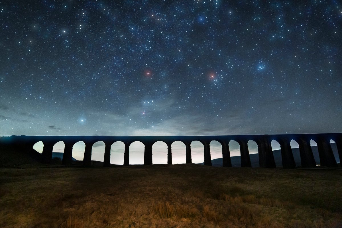 diamondskies99's tweet image. The stars of winter over Ribblehead Viaduct. Colour saturation of the brighter stars increased to highlight red Betelgeuse (left) in Orion, and Aldebaran (right) in Taurus.
@foscl @setcarrailway @VisitSettle @skyatnightmag @StormHour @yorkshire_dales
