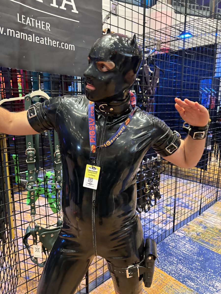 Maskedarchitec1's tweet photo. 😈{CLAW April 2024: Latex}😈 #claw2024 #maskfetish #latexfetish @clawcorp https://t.co/sHFzthJvEi