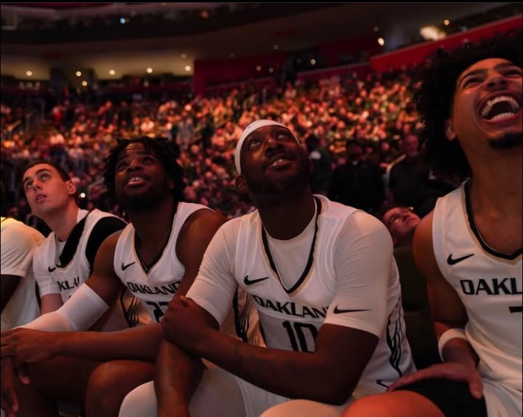 Guys.

Oakland is really in the <a href="/DiamondHeadClsc/">#LeiUp</a> this doesn’t even feel real.. Thank you <a href="/ESPNEvents/">ESPN Events</a> for this 💛🖤🐻

-Grizz Nation