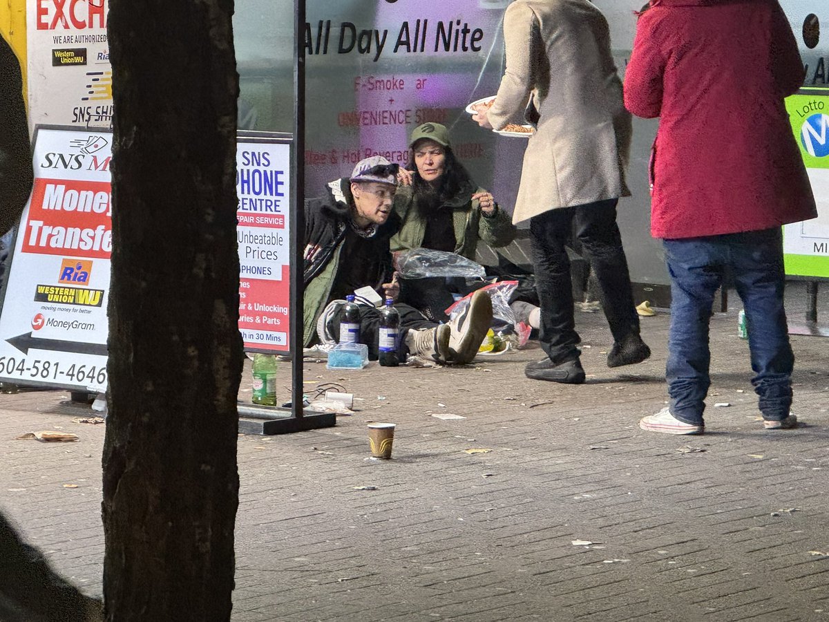 Our Muslim Youth from Surrey Central chapter of Ahmadiyya Muslim Youth Association Canada volunteered to distribute hot meals to the less fortunate in Downtown Surrey, BC on December 18, 2024.

#Surrey #HolidayDinnerOnWheels #Mercy4Mankind