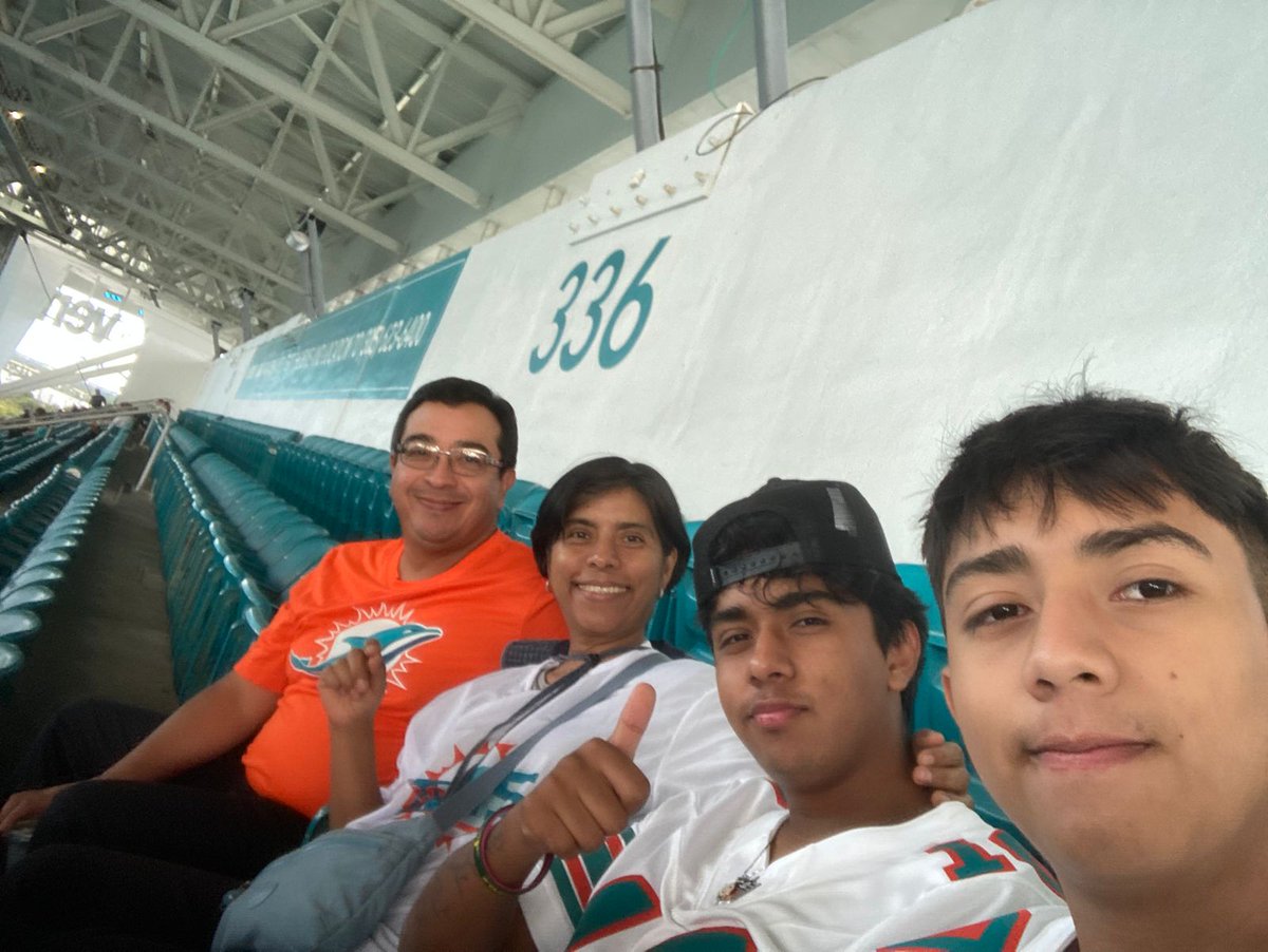 mark_anton2021's tweet photo. @Zona_TUDN Saludos desde el estadio de Dolphins, de la familia Arámbula Mendoza https://t.co/xoWF3dkN0F
