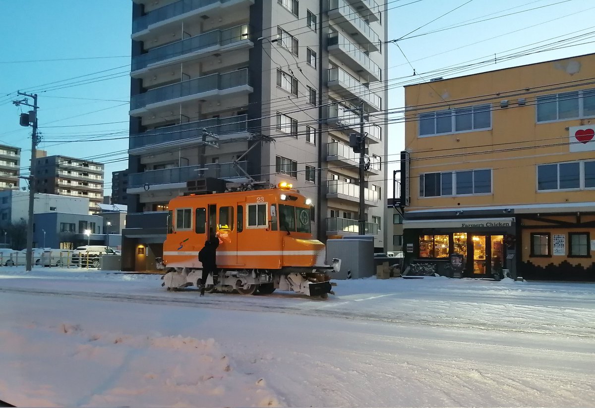masanyanco's tweet photo. ササラの野郎、すき家の前に電車停めて牛丼買ってた🙀 https://t.co/gCB0d1ou46