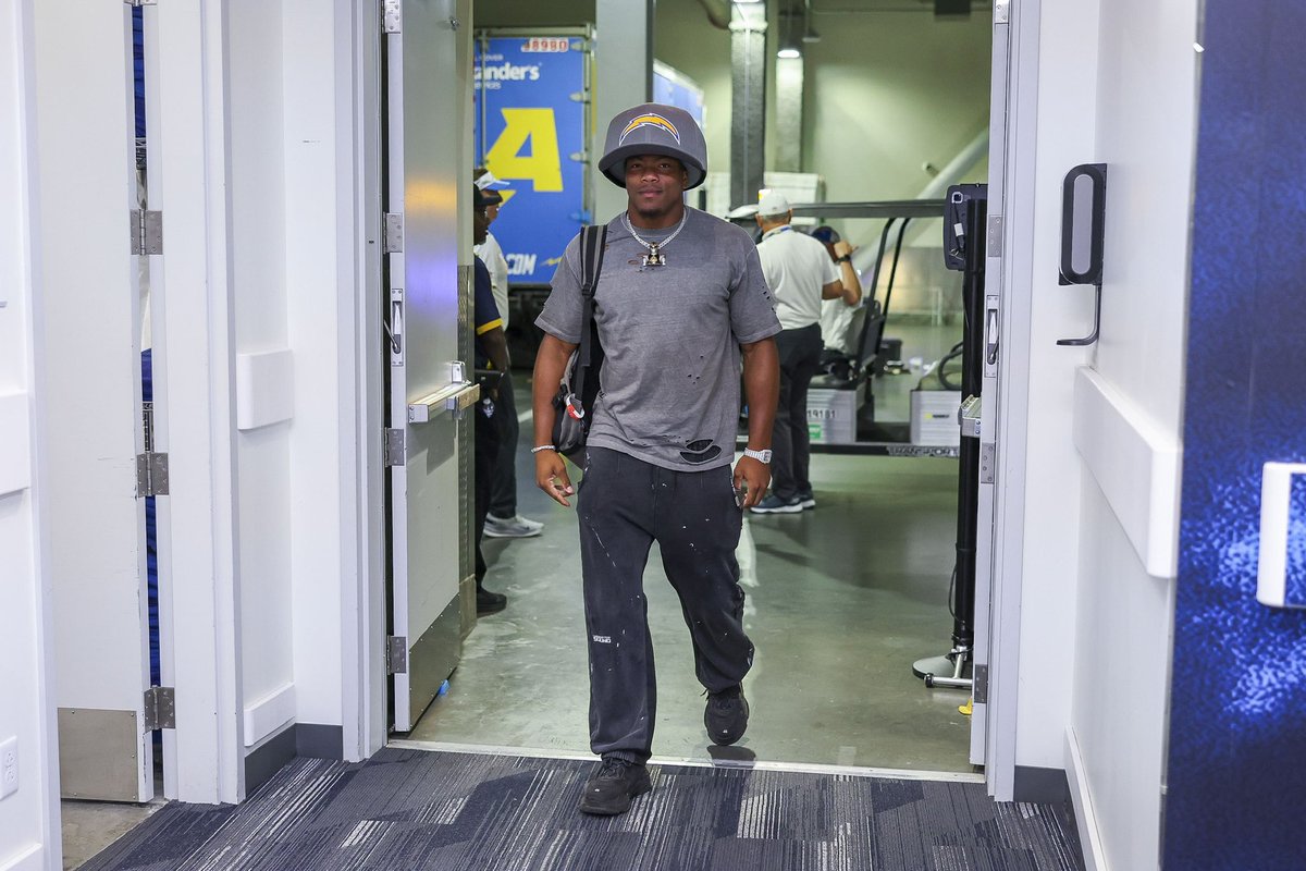 I was actually sad giving this up 🥹 hope it reaches someone with a good charger heart ❗️

#ProBowlVote + <a href="/daiyan_henley11/">THE RANGER</a>