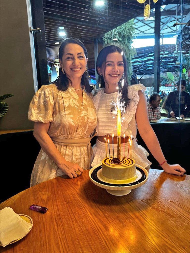 Mi niña está cumpliendo 19 hoy. 🎊🎉🎂