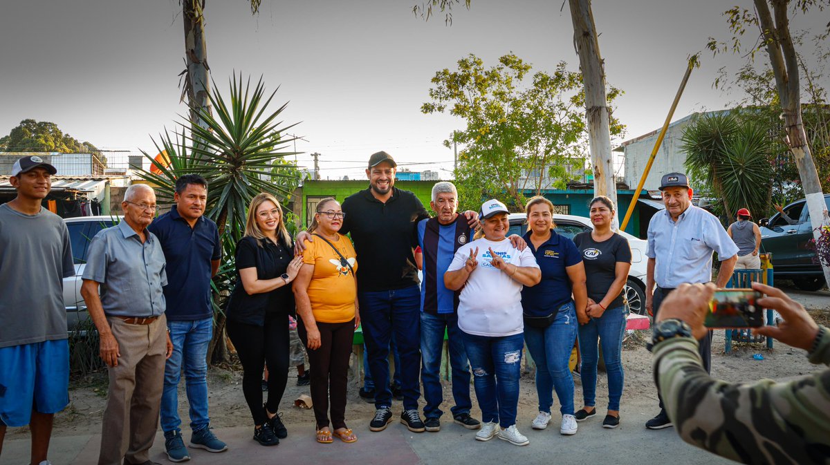 DennisSalinas_'s tweet photo. ¡En Las Margaritas, Soyapango, vivimos una Navidad llena de sonrisas y esperanza! 🎅🥳

La repartición de juguetes, el pastel, las palomitas, las rifas de canastas y bicicletas, y un show navideño hicieron de este día un recuerdo imborrable para todos.

Hoy, más que nunca, somos testigos de un país más seguro, gracias al liderazgo firme y valiente de nuestro presidente @nayibbukele.  ¡Gracias por darnos la libertad de celebrar con alegría y paz!

¡Los amo, Feliz Navidad! ❤️🎄

#ElSalvador #Política #Seguridad