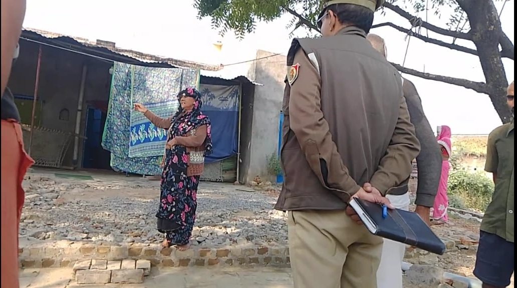 KamalBajapi's tweet photo. दौरान मुकदमा रातो रात पुलिस के मना करने के बावजूद मंदिर की भूमि में अवैध अतिक्रमण के मंसूबे से करा लिया निर्माण, पुलिस के आदेश को दिखाया ठेंगा छायाचित्र में स्पष्ट दिख रहा है नया निर्माण,@fatehpurpolice के उचित कार्यवाही के आश्वाशन पर फिर से फिरा पानी @ADGZonPrayagraj @Uppolice https://t.co/COdfPqeQ7G