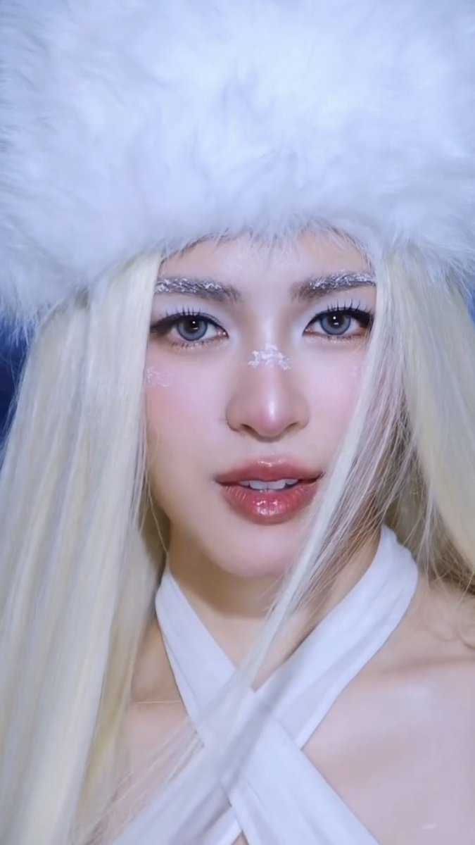 vermillion3233's tweet photo. Summer queen                   Winter queen

#linglingkwong #หลิงหลิงคอง https://t.co/Jm9Un6ooCK