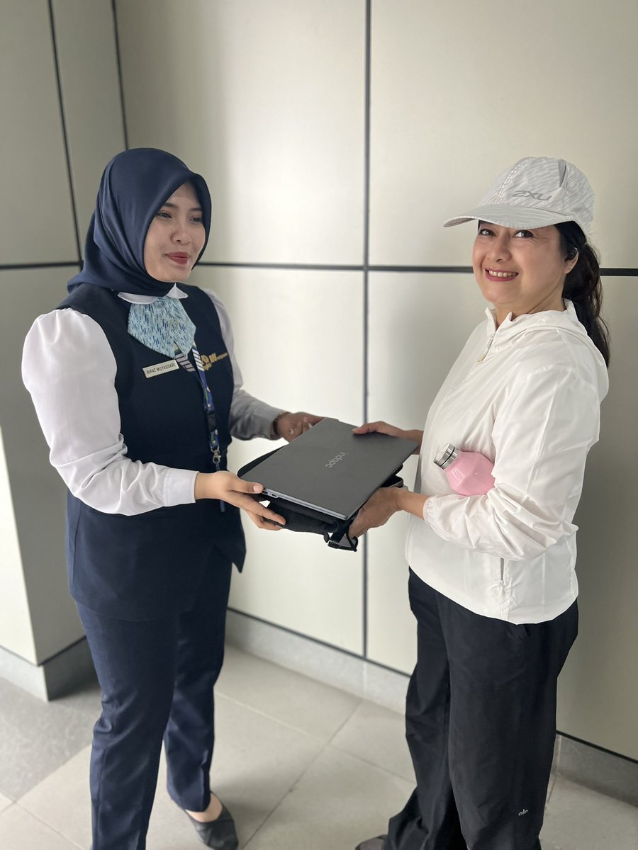 felinekeeper's tweet photo. Kebetulan temenku juga uda lapor ke polisi jadi dia punya surat keterangan dari polisi. 

Dengan sabar, petugas MRT Cipete Raya melayani dan cek counter ‘Lost and Found’ mereka. 

Guess what? Ada, gaes!!! Disimpan di st MRT Lbk Bulus💃🏻💃🏻.

This is so cool! Thank you,@mrtjakarta ! https://t.co/iJwe8iJQhJ