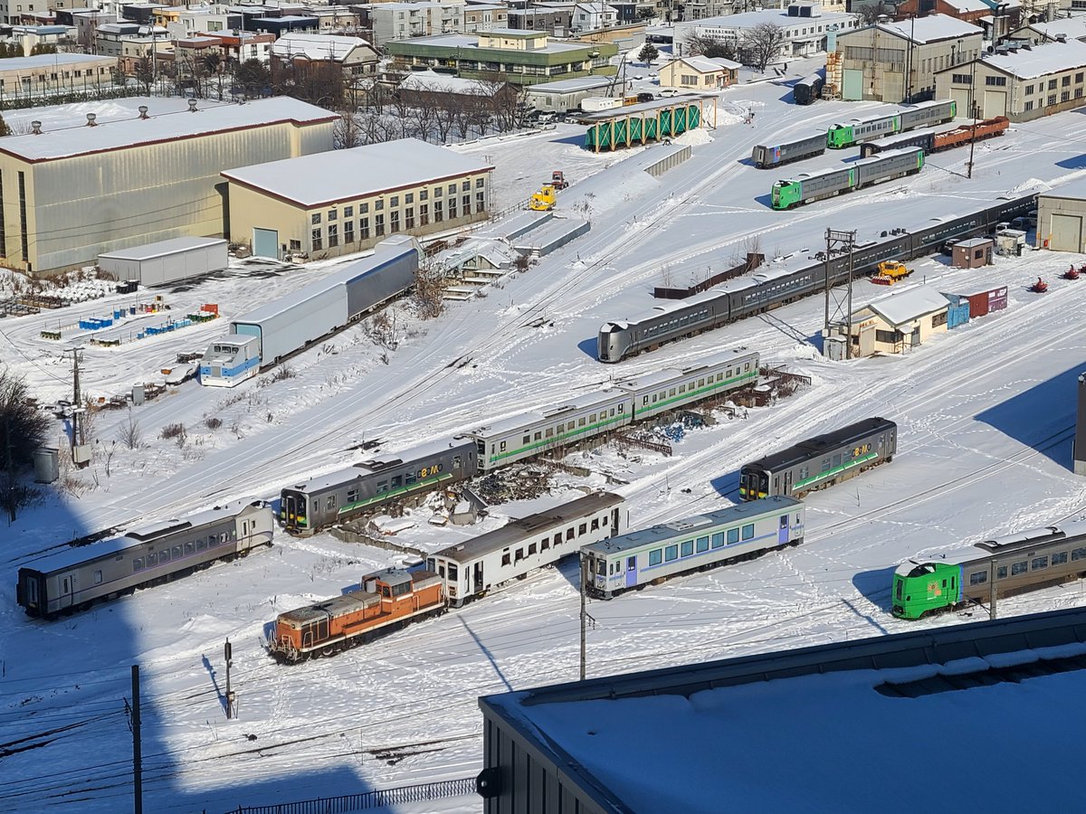 TodayNaebo's tweet photo. Today's Naebo Factory 
2024.12.23 around 11:25
A KiHa 143? train with its paint removed was transported to the Naebo Factory. Is This.... That? Maybe.
#NaeboFactory #JRHokkaido #TodaysNaeboFactory #Railway #Kiha143 https://t.co/tkKCBvfftl