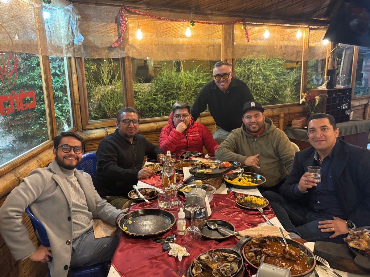 La profesión y la dirigencia deportiva nos da la oportunidad de conocer personas que se vuelven amigos, a pesar de cualquier divergencia en criterios, que siempre fueron discutidos con altura y respeto. 

Gracias a <a href="/pantocci/">Christian Pantosin</a>, <a href="/Rmilton84/">Milton F. Rocano</a> , <a href="/IsmaAlvarado/">Isma Alvarado</a> <a href="/ANDRESMUNOZ25/">Andrés Muñoz A.</a> y Juan