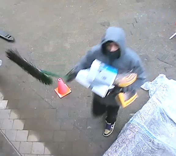 MedinaPoliceWA's tweet photo. MPD is currently investigating a burglary of a house under construction that occurred at 4:15pm today in the 3200 blk of 78th PL NE. Suspect pushed open unlocked door to access the house. See E-lert with more details. https://t.co/V6lE1kyjZL