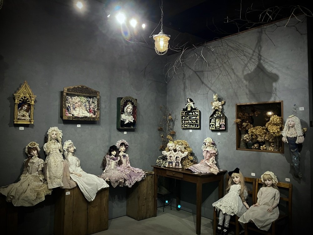 shimizumari's tweet photo. 本日はhydrangea galleryの個展「万国少女博覧会～擬態少女の受難」最終日で17時までです。

　関東でオブジェ的な作品をまとめて展示する機会は今後しばらく無いため、この機会にお越し頂ければ有難いです。
どうぞよろしくお願いいたしますm(_ _)m https://t.co/SvksmkBm8s
