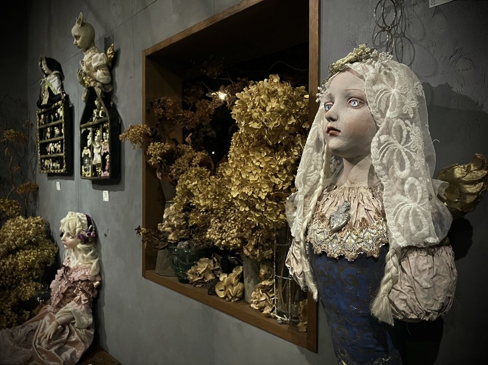 shimizumari's tweet photo. 本日はhydrangea galleryの個展「万国少女博覧会～擬態少女の受難」最終日で17時までです。

　関東でオブジェ的な作品をまとめて展示する機会は今後しばらく無いため、この機会にお越し頂ければ有難いです。
どうぞよろしくお願いいたしますm(_ _)m https://t.co/SvksmkBm8s