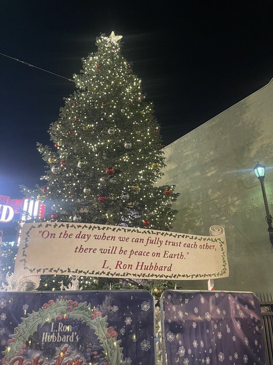 jamieloftusHELP's tweet photo. i love my community’s holiday traditions 😀 🎄 https://t.co/ndrbTzko4D