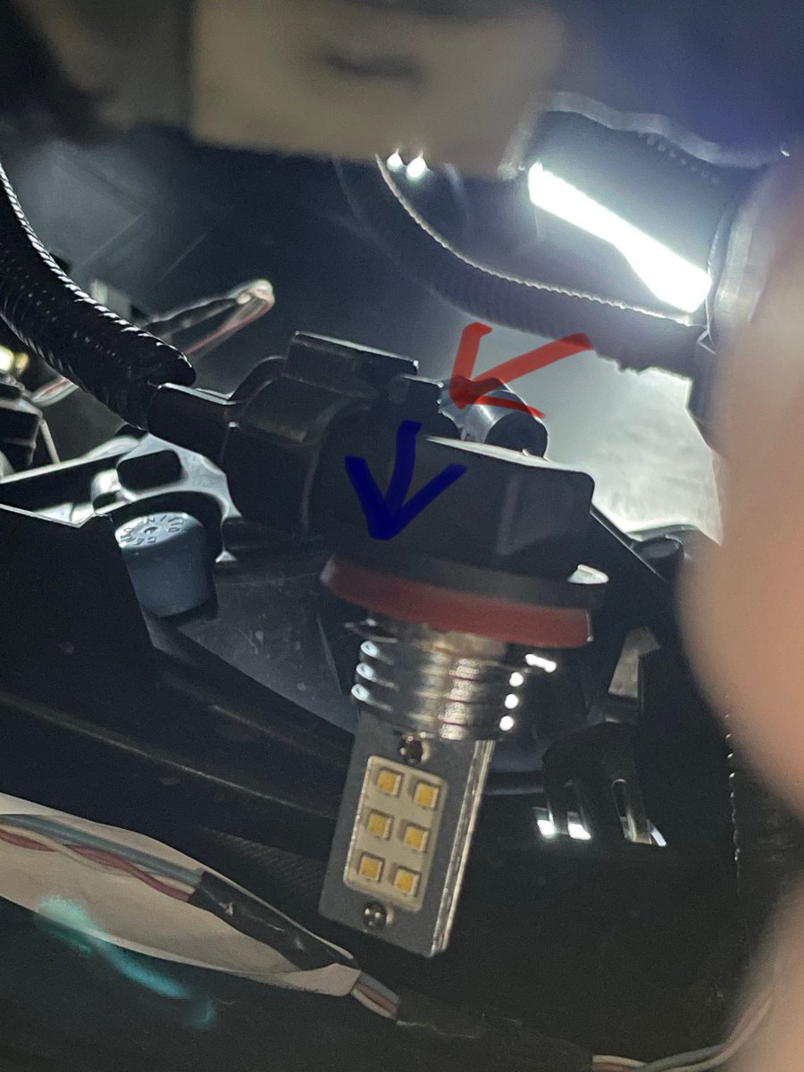 pmtf's tweet image. フォグランプのH11のカプラーなんですけど赤い矢印のやつを青い矢印の方向に押しながら外すんですか？
わかる人教えてほしいです😭
