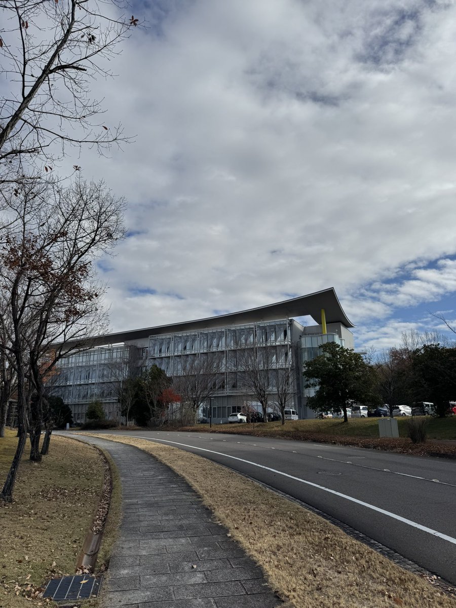 VrtcK's tweet photo. 本日のテクノプラザものづくり支援センター第１別館です☀️

今日は「テレホンカードの日」☎️
1982年の今日、テレホンカード対応の公衆電話第一号が設置されたらしい😳

公衆電話を最後に使ったのいつだったかな…？🧐

今年あと9日！😄
本日もよろしくお願いします🙋
#イマソラ
#企業公式相互フォロー https://t.co/CX3nDnMWZr