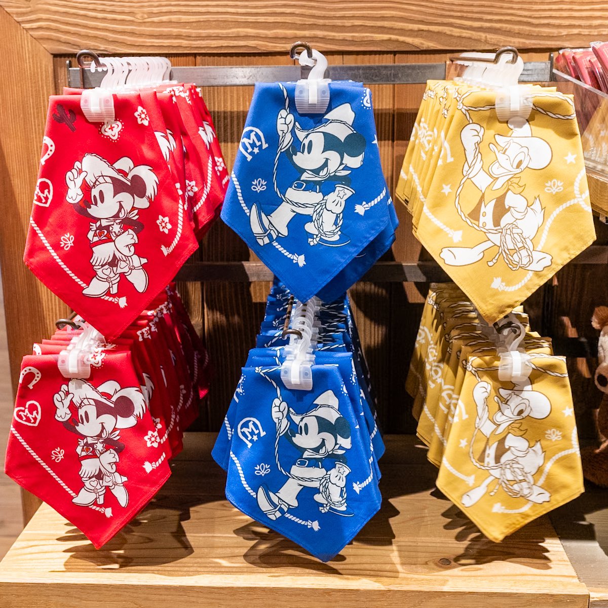 3色展開☆ 東京ディズニーランド 「ウエスタンウエア」新作バンダナ