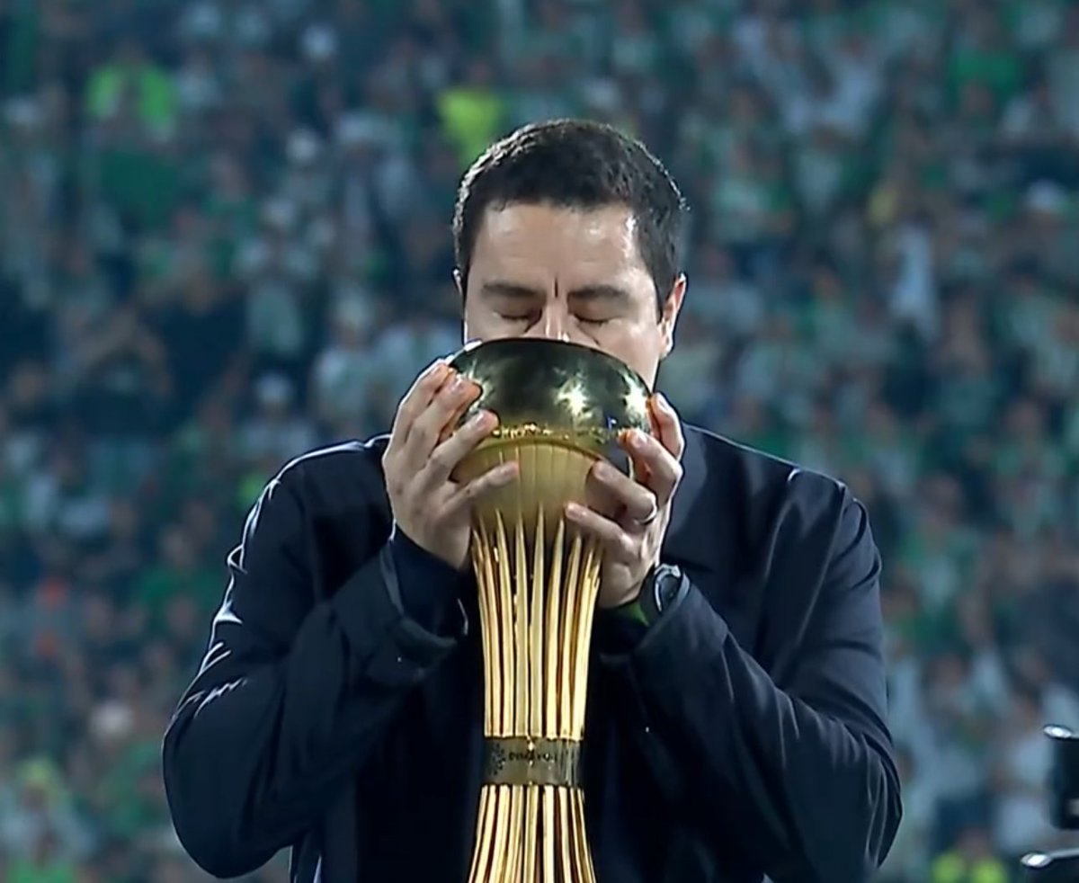Rhevolver's tweet photo. Qué chingón por el putísimo Efraín Juárez: cuatro meses en Colombia, sacó al Atlético Nacional de la mierda y los hizo campeones; celebró su primer título y se puso una pedota. Una semana después los vuelve a hacer campeones. Y todavía me lo querían congelar por festejar. Un cabrón con unos huevotes.