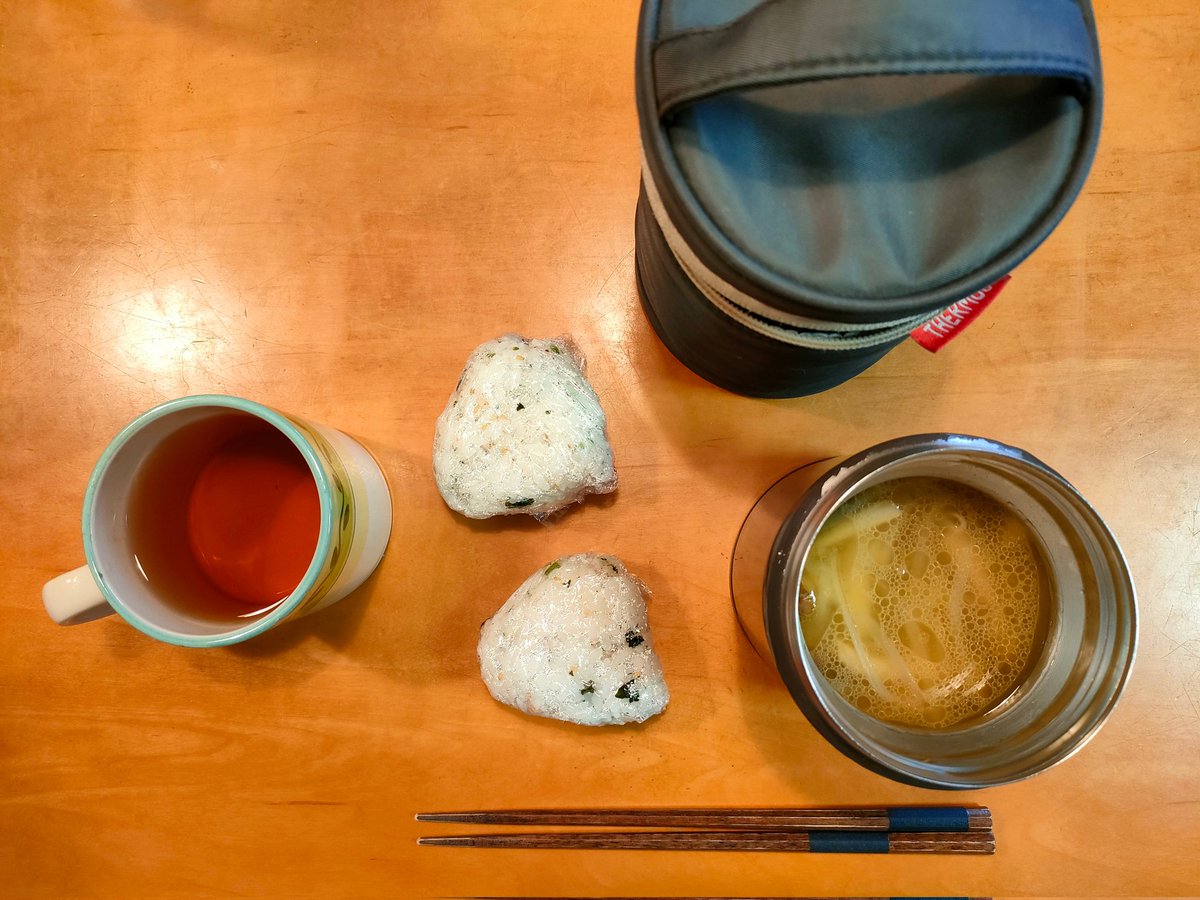 JPenguinLunch's tweet photo. 今日の #お弁当 🍱🥢
🍴鶏もも肉ともやしの塩バタースープ
🍴おにぎり🍙
#お弁当作り #お弁当記録 #男子ごはん #スープジャー https://t.co/LJZZtvjBT7