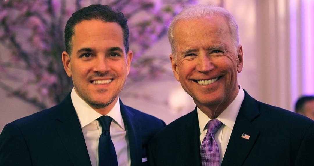 NewYorkBoycott's tweet photo. @EndWokeness Why is  former Lake County RNC head @AnthonySabatini , now dining and traveling with Joe Biden while still a County Commissioner in Florida?
Let him know, RINOS will not stand in Lake County.  We are draining the swamp.  #DrainTheSwamp https://t.co/Ra2sQUy19K