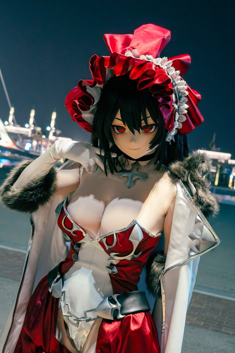 Raimu_miracle's tweet image. 「妾身正是統御黑夜之人」

伊莉亞的成熟版姿態非常漂亮，不過一旦魔力耗盡，她就會變回幼女版的模樣。因此劇情初期，能看到她前一秒還威風強勢，下一秒卻因沒魔而變回幼女，隨後驚慌失措的樣子，真的是超級可愛呀！

感謝@kelliecosplayer的拍攝，還有在準備過程中提供的諸多建議與協助。