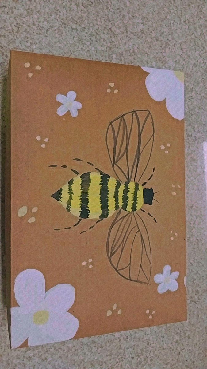 burnout_bee's tweet photo. I'm the happiest bee ever!!!! https://t.co/x9RDyNGNSL