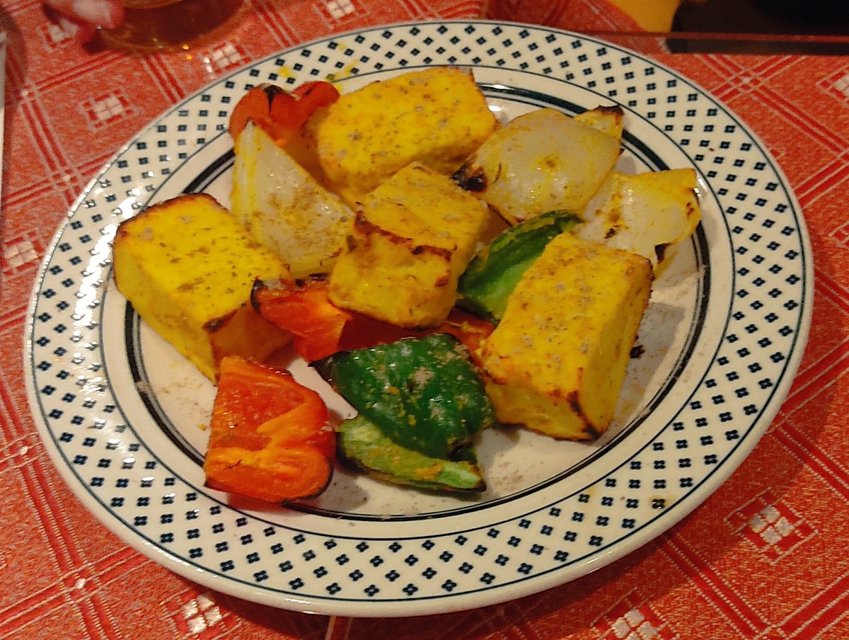 先々週は神保町のインド・ネパール料理店で忘年会。プレーンナンが美味くてこの巨大さなのにもう一枚追加で食べてたし、"インドの例のドレッシング"もかけ放題!(節度の範囲で)料理どれも美味しかったしウェイターさんが超ハンサム美形だった 