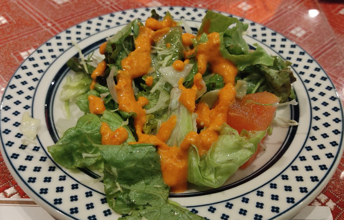 先々週は神保町のインド・ネパール料理店で忘年会。プレーンナンが美味くてこの巨大さなのにもう一枚追加で食べてたし、"インドの例のドレッシング"もかけ放題!(節度の範囲で)料理どれも美味しかったしウェイターさんが超ハンサム美形だった 