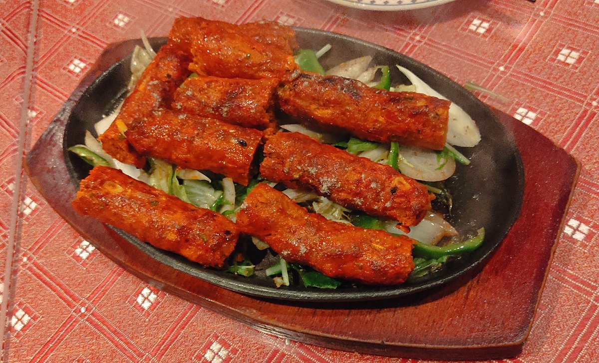 先々週は神保町のインド・ネパール料理店で忘年会。プレーンナンが美味くてこの巨大さなのにもう一枚追加で食べてたし、"インドの例のドレッシング"もかけ放題!(節度の範囲で)料理どれも美味しかったしウェイターさんが超ハンサム美形だった 